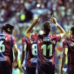 El delantero del Levante UD José Luis Morales (2d) celebra junto a sus compañeros su gol, conseguido de penalti (archivo)