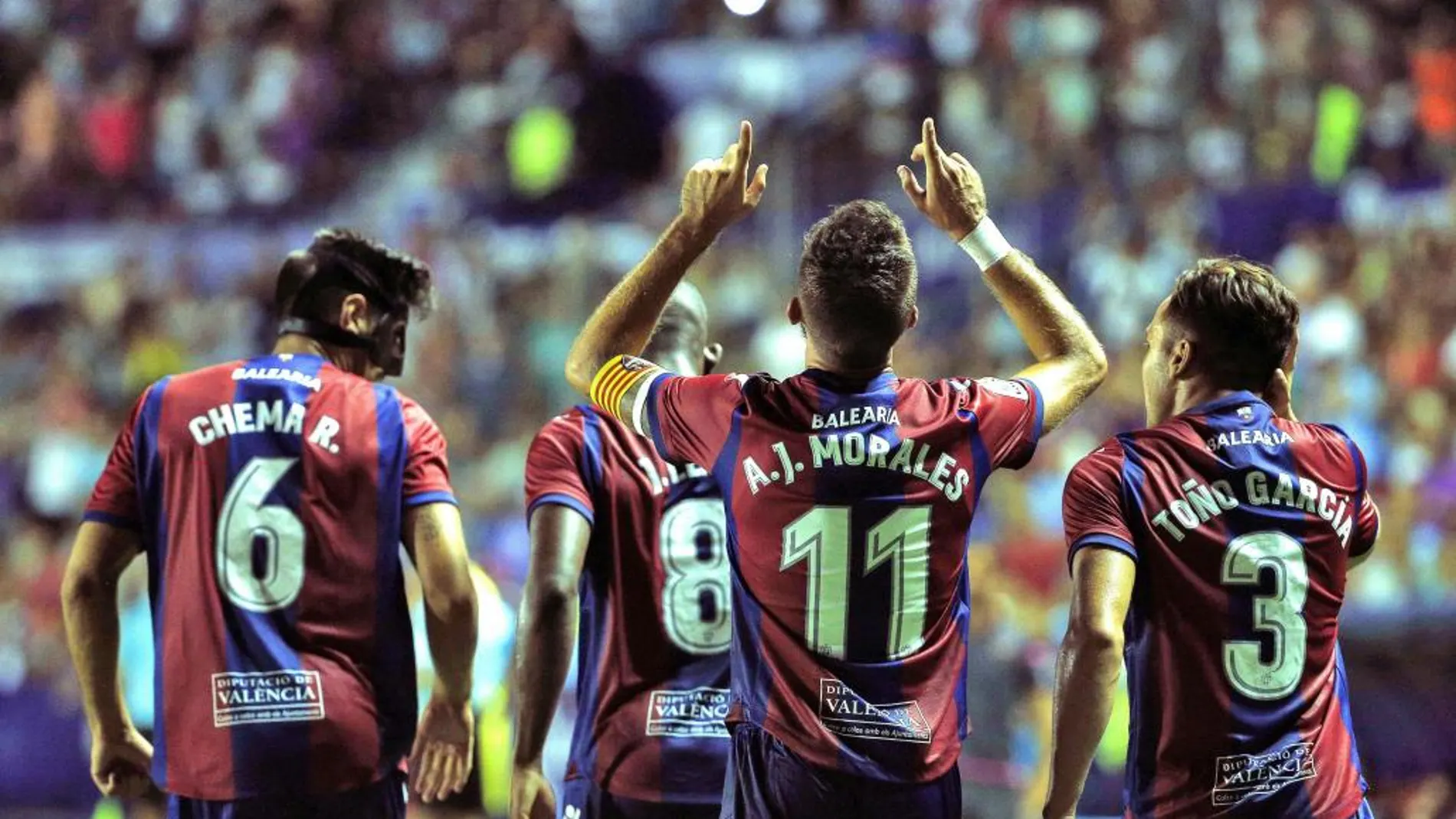 El delantero del Levante UD José Luis Morales (2d) celebra junto a sus compañeros su gol, conseguido de penalti (archivo)