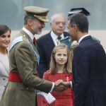 El presidente del Gobierno, Pedro Sánchez, saluda al Rey Felipe VI ante la presencia de la princesa Leonor y doña Letizia. Foto: Jesús G. Feria
