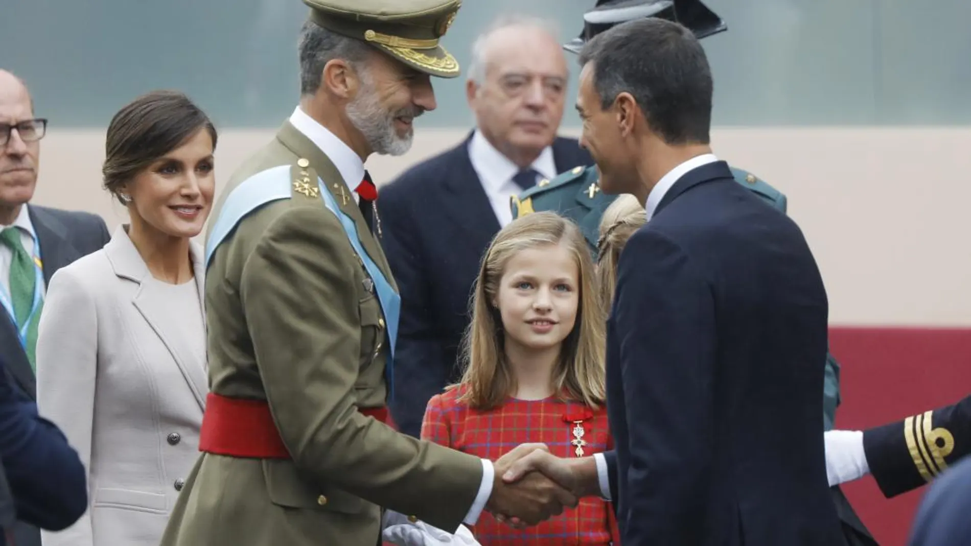 El presidente del Gobierno, Pedro Sánchez, saluda al Rey Felipe VI ante la presencia de la princesa Leonor y doña Letizia. Foto: Jesús G. Feria