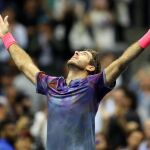 El tenista argentino Juan Martín del Potro celebra su victoria ante el suizo Roger Federer.