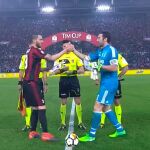 Leonardo Bonucci y Gianluigi Buffon se dan la mano en la previa de la final de la Copa de Italia 2018 / Youtube Serie A