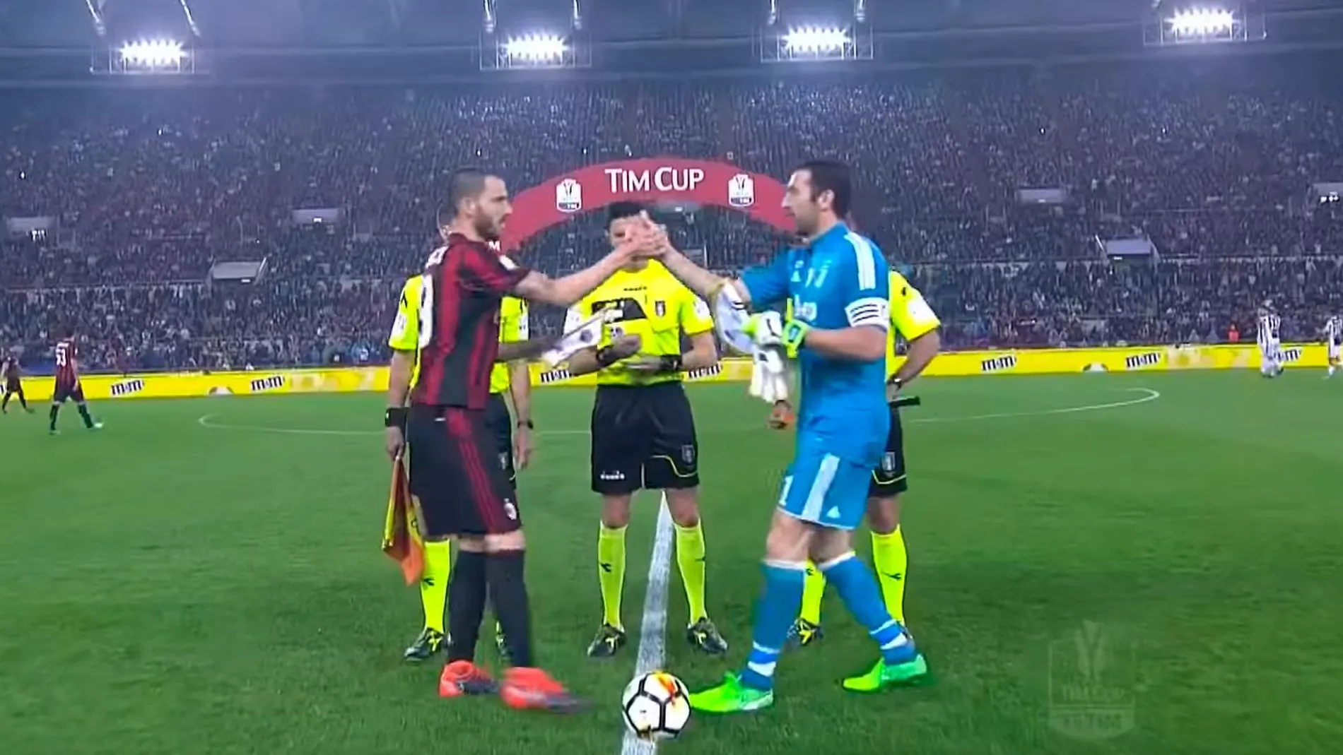 Leonardo Bonucci y Gianluigi Buffon se dan la mano en la previa de la final de la Copa de Italia 2018 / Youtube Serie A