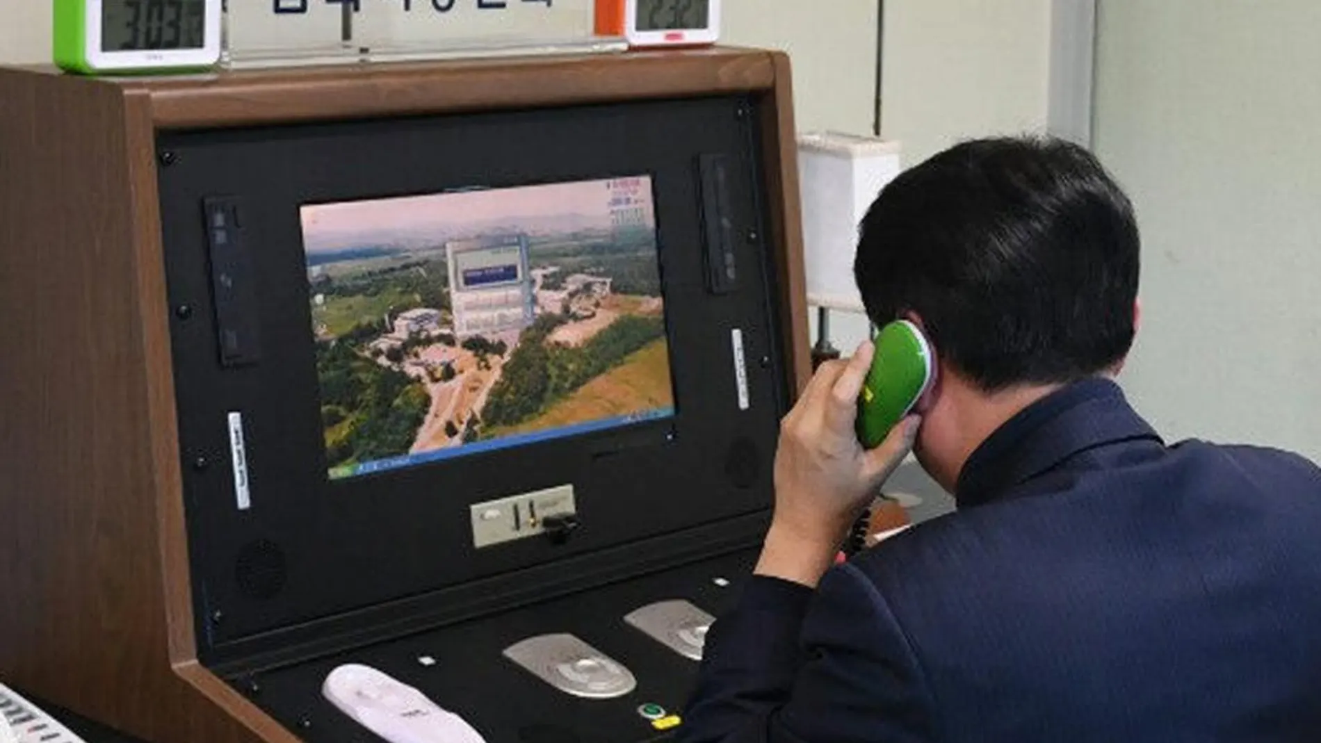 Un funcionario comprueba la línea directa intercoreana instalada en la Zona de Seguridad Conjunta (JSA) en la localidad fronteriza de Panmunjom (Corea del Sur)