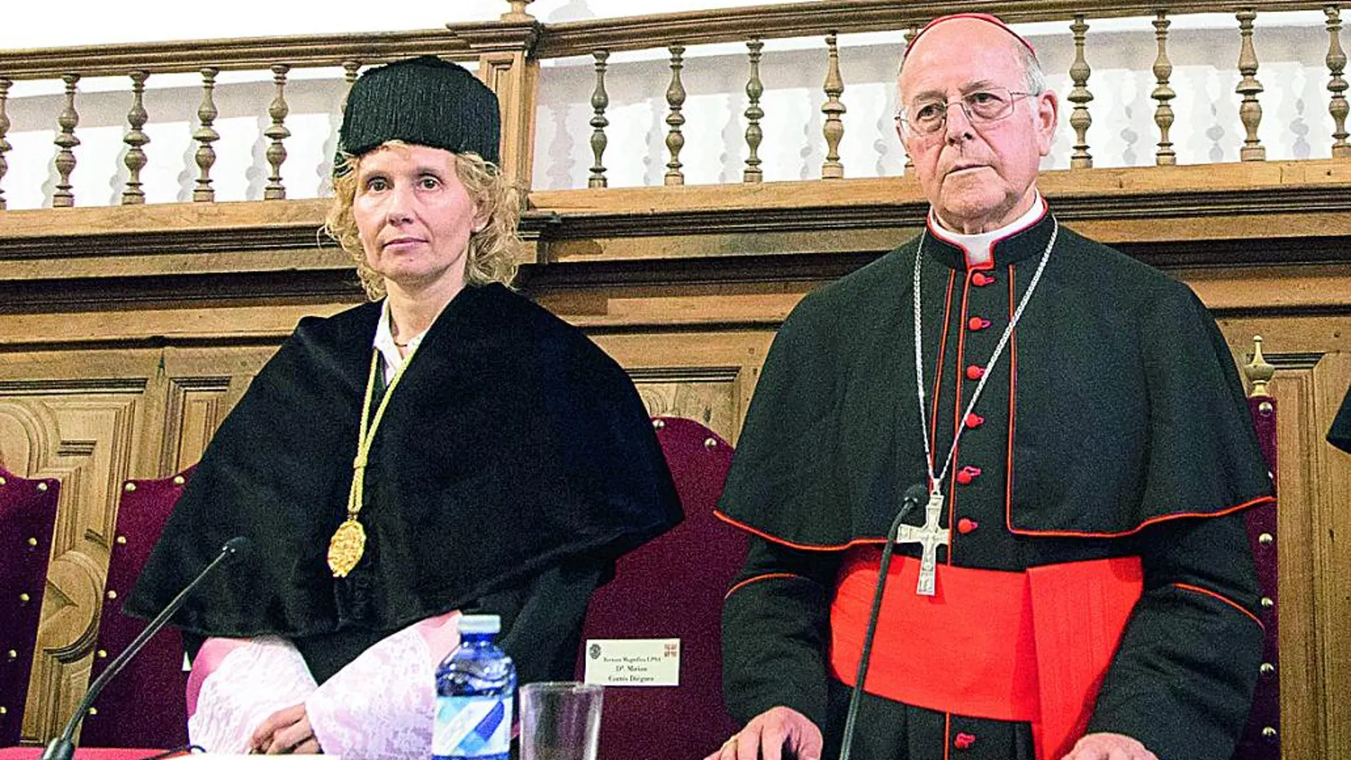 El cardenal arzobispo de Valladolid, Ricardo Blázquez, inaugura el cuso de la UPSA junto su rectora, Miriam Cortés.