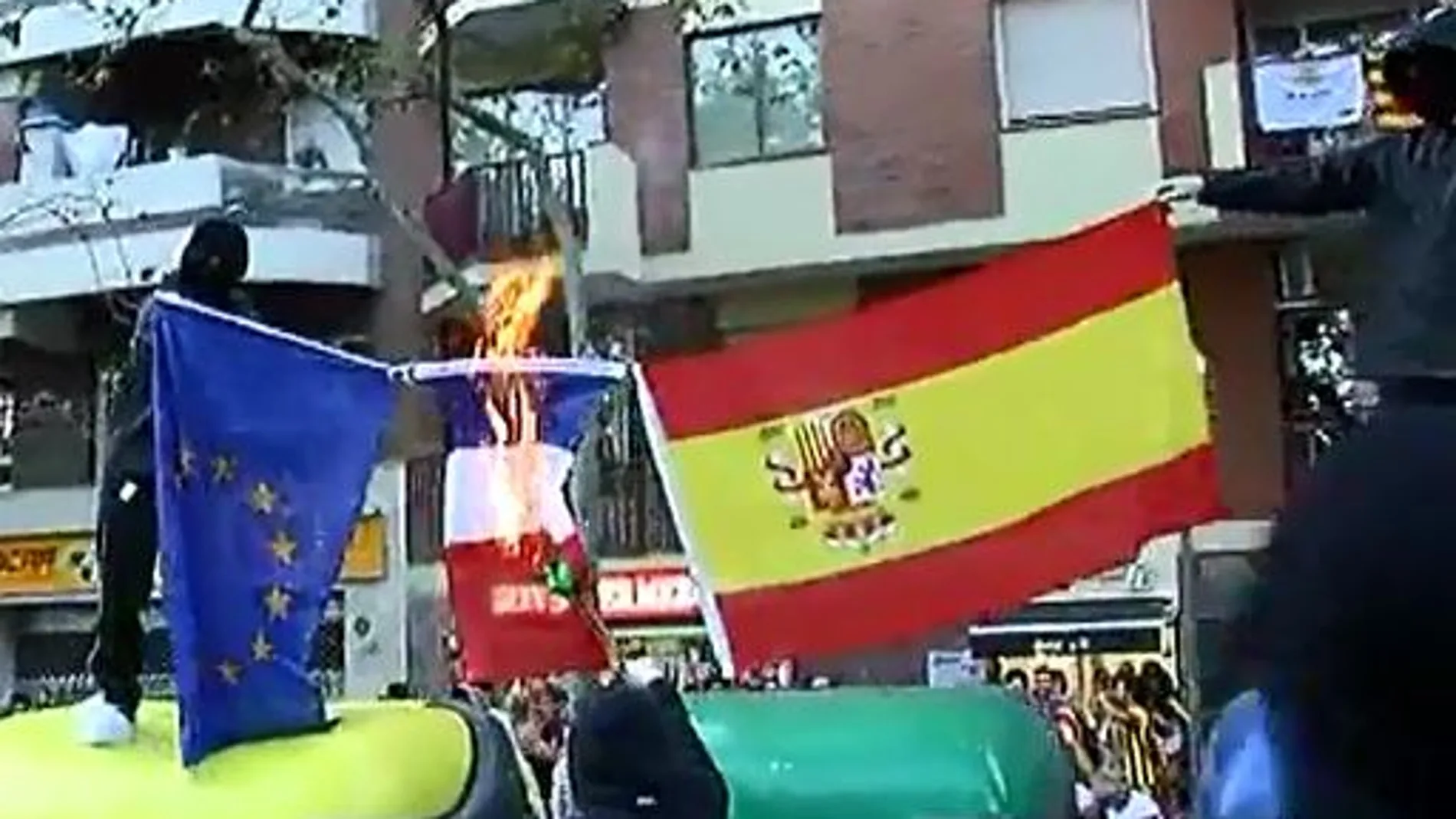 Los encapuchados han quemado tres banderas