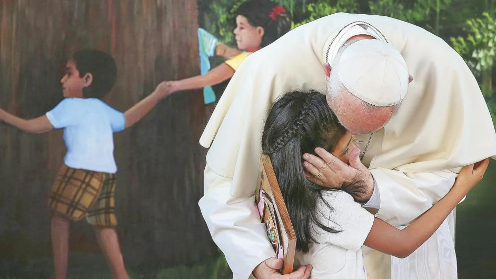 El Papa Francisco abraza a una niña de un hospicio en Puerto Maldonado (Perú)
