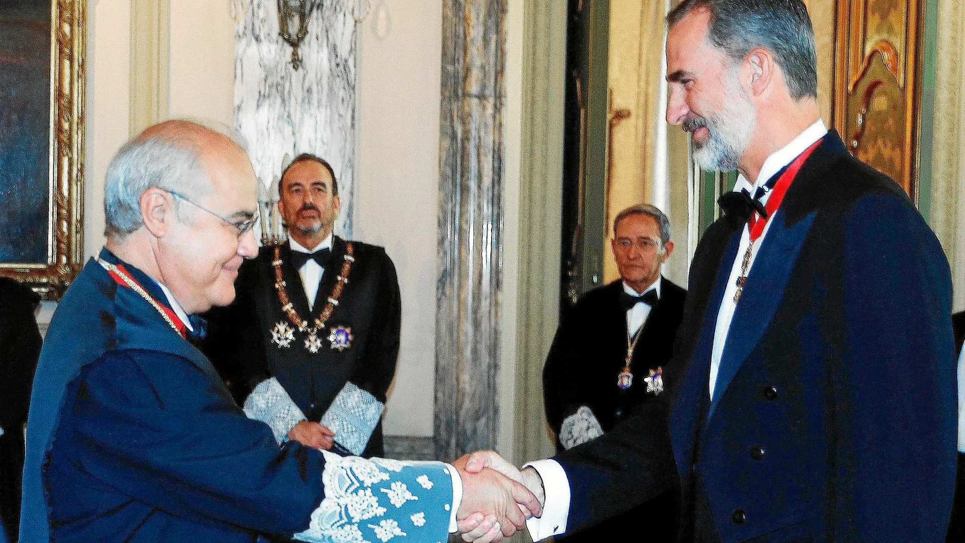 El juez Pablo Llarena saluda al Rey en abril del año pasado en el acto de entrega de despachos celebrado en Barcelona