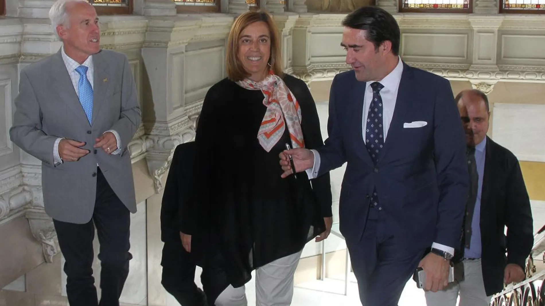 Luis Domingo González, Ángeles Armisén y Juan Carlos Suárez-Quiñones, momentos antes de la firma del convenio