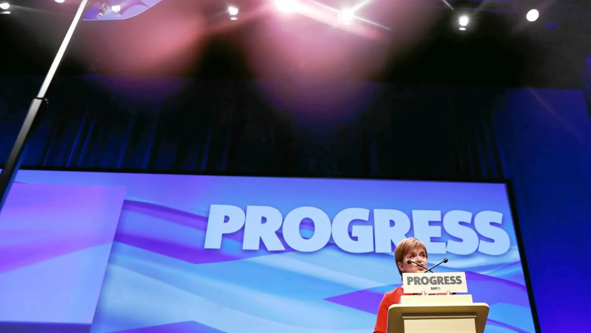 Nicola Sturgeon, jefa de Gobierno de Escocia, se dirige ayer al auditorio en el congreso anual de su partido, el SNP, en Glasgow