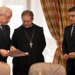 Méndez Pozo conversa con el presidente de Honor, Lorenzo Maté Sadornil, y el patrono, Rafael Barbero