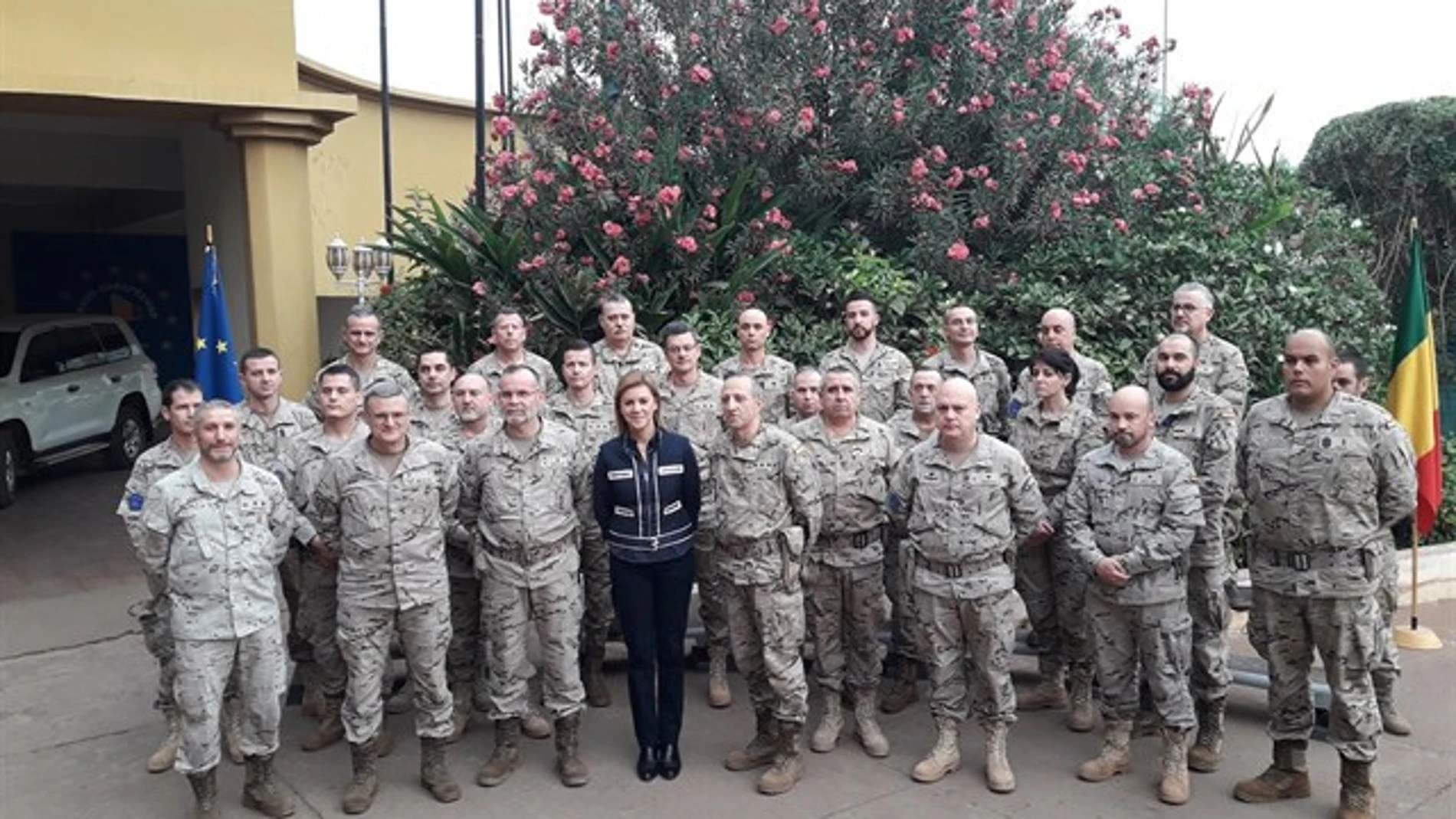 La ministra de Defensa, María Dolores de Cospedal, ha llegado hoy a Bamako (Mali) para visitar a los militares españoles que participan en la misión de entrenamiento de la UE (EUTM-Mali)