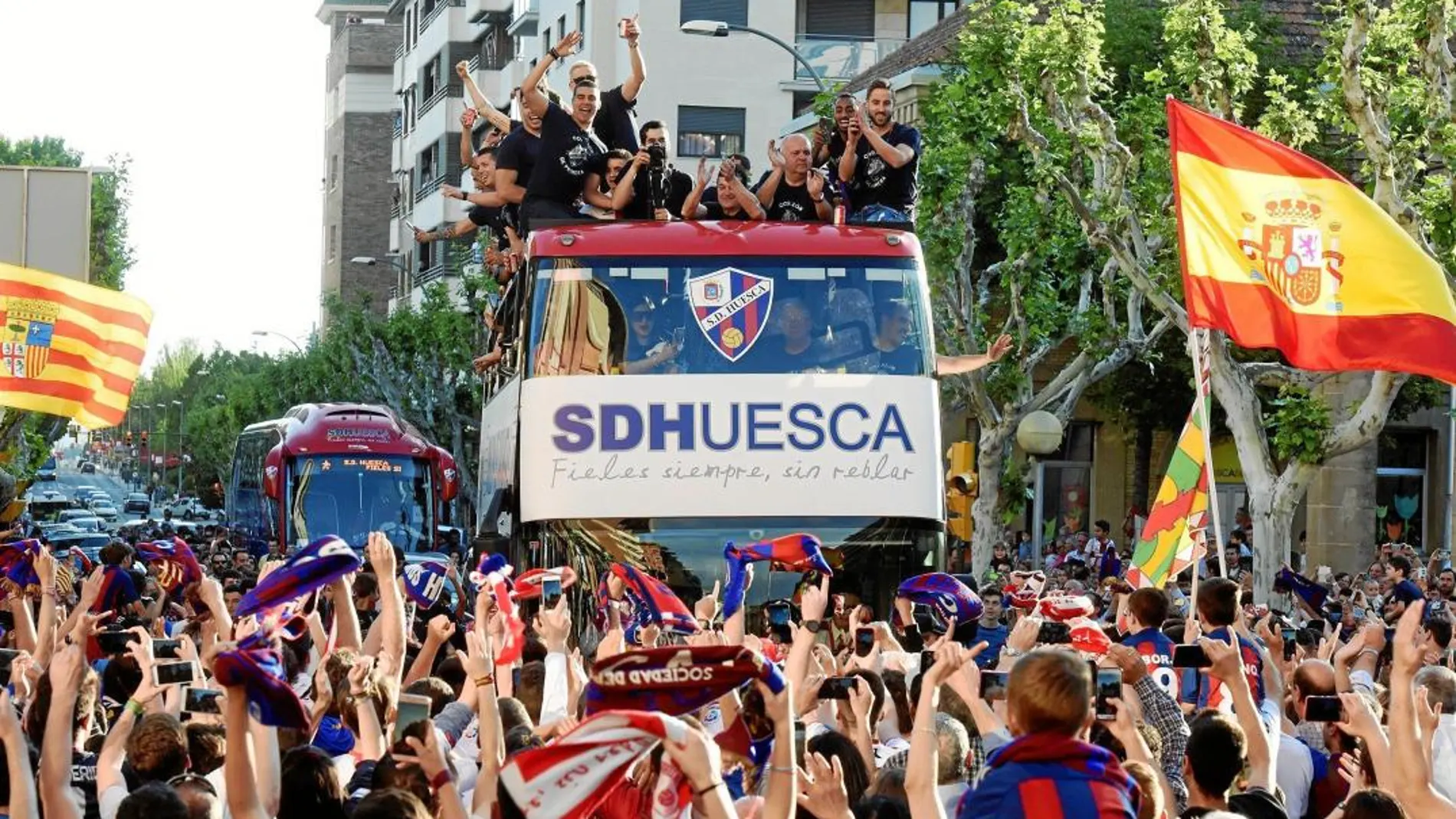 Los jugadores celebran el ascenso junto a la afición por las calles de la capital oscense