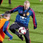 Iniesta es uno de los supervivientes del equipo campeón de todo, junto a Ramos, Silva y Pepe Reina, el hombre que dio a España su último Mundial