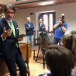 El consejero de Fomento y Medio Ambiente, Juan Carlos Suárez-Quiñones, explica el proyecto de red de fibra óptica en Garray