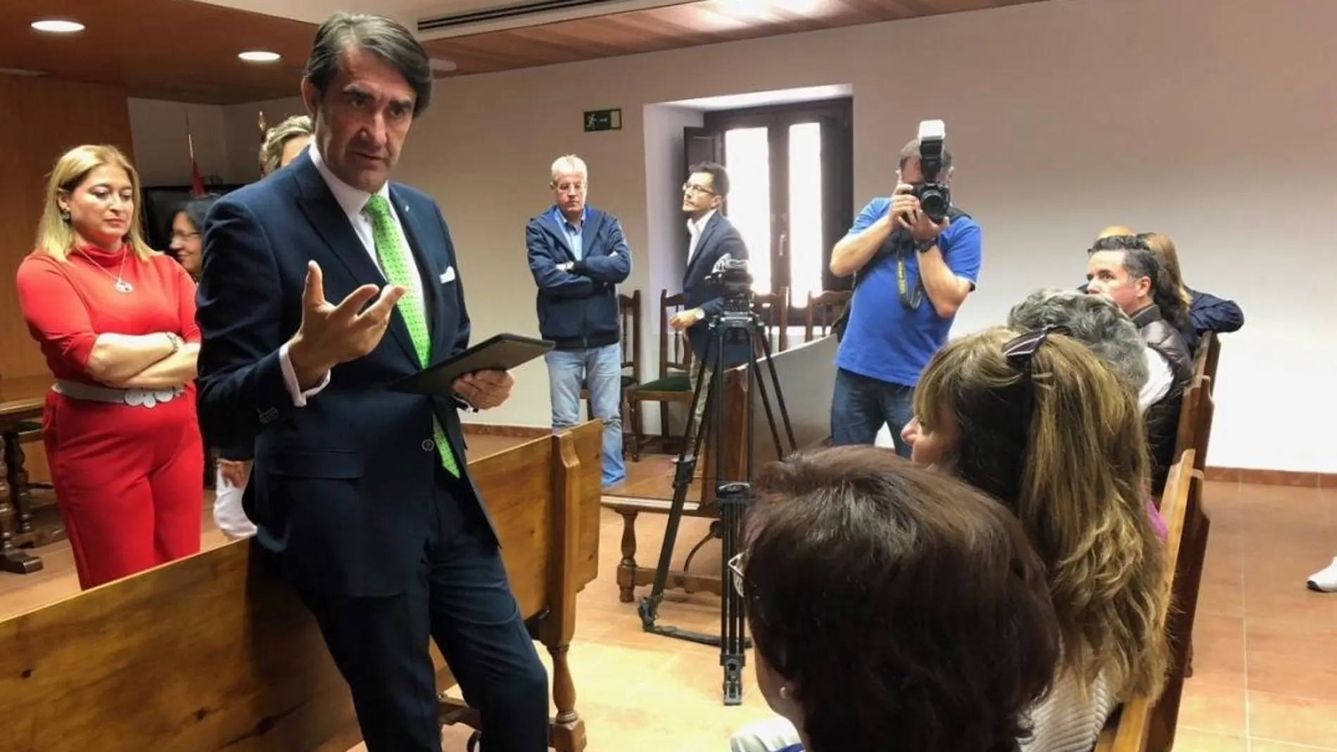 El consejero de Fomento y Medio Ambiente, Juan Carlos Suárez-Quiñones, explica el proyecto de red de fibra óptica en Garray