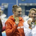 La española Mireia Belmonte, (d) tras ganar la medalla de bronce junto a la norteamericana Elisabeth Beisel, plata, (izq) y la húngara, Katinka Hosszu, oro.