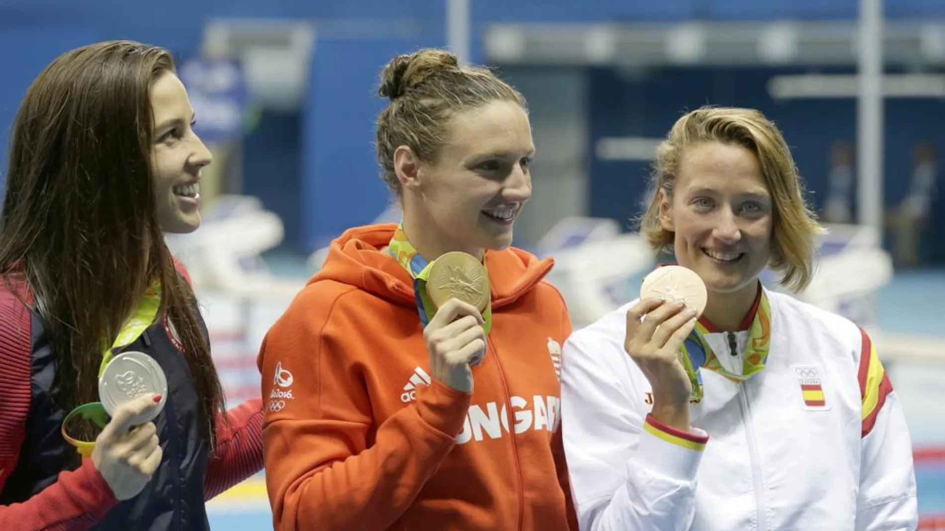 La española Mireia Belmonte, (d) tras ganar la medalla de bronce junto a la norteamericana Elisabeth Beisel, plata, (izq) y la húngara, Katinka Hosszu, oro.