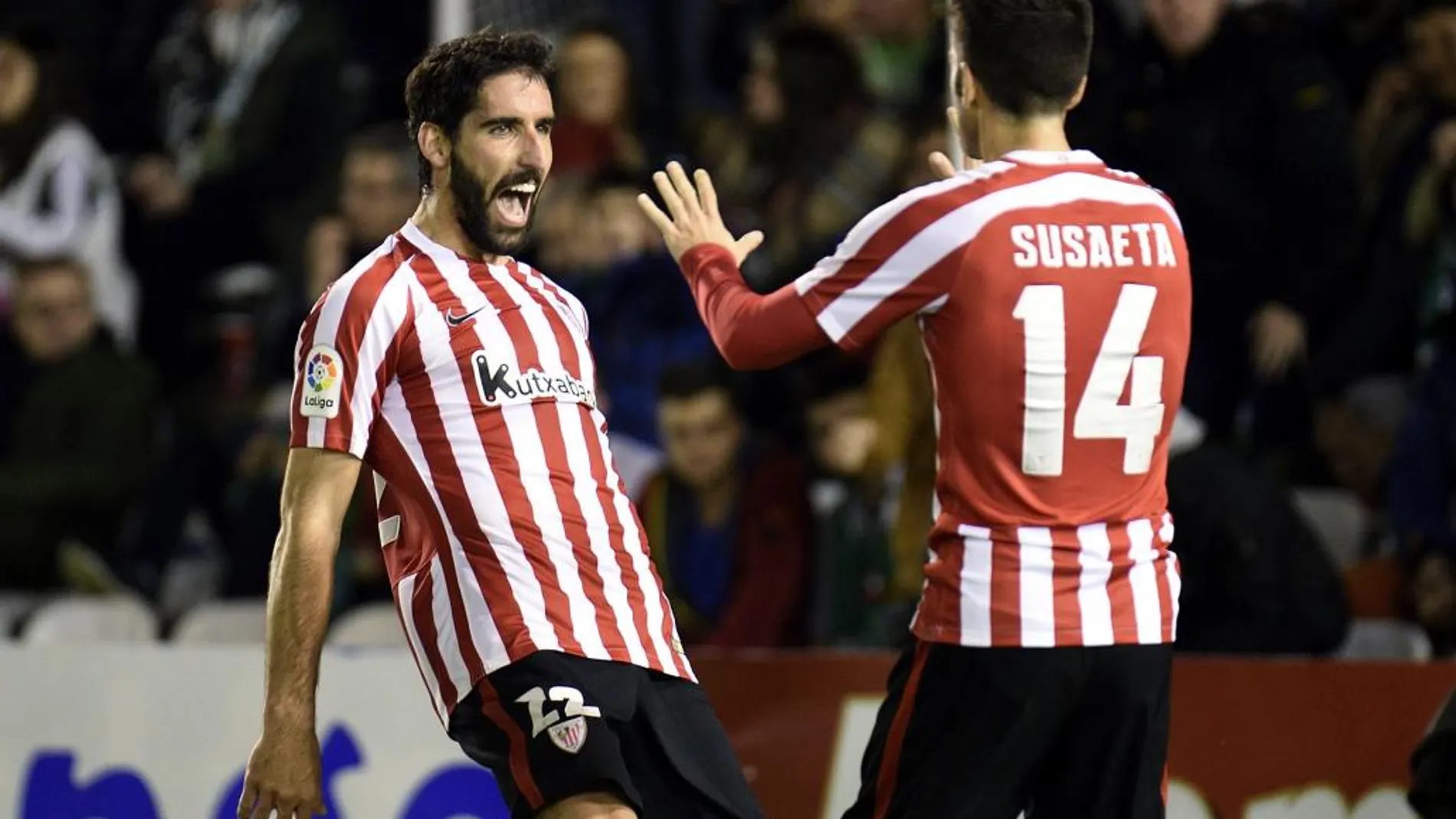 El jugador del Athletic de Bilbao Raúl García (i) celebra con Susaeta tras marcar el segundo gol ante el Racing de Santander