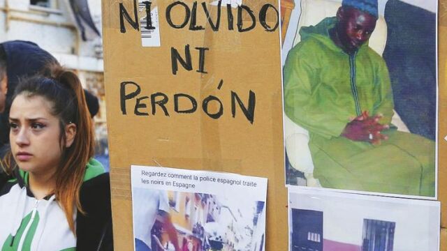 Esta imagen era repartida ayer durante las protestas en Lavapiés, dando a entender que se correspondían con la muerte de Mmame Mbaye, pero lo cierto es que son, al menos, del pasado verano, debido a la indumentaria que vestía la Policía Nacional