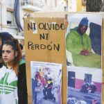 Esta imagen era repartida ayer durante las protestas en Lavapiés, dando a entender que se correspondían con la muerte de Mmame Mbaye, pero lo cierto es que son, al menos, del pasado verano, debido a la indumentaria que vestía la Policía Nacional