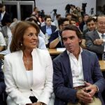 El expresidente del gobierno, José María Aznar, junto a su mujer Ana Botella, durante la clausura de la conferencia "España y Europa: retos compartidos en tiempos de incertidumbre"organizado por FAES