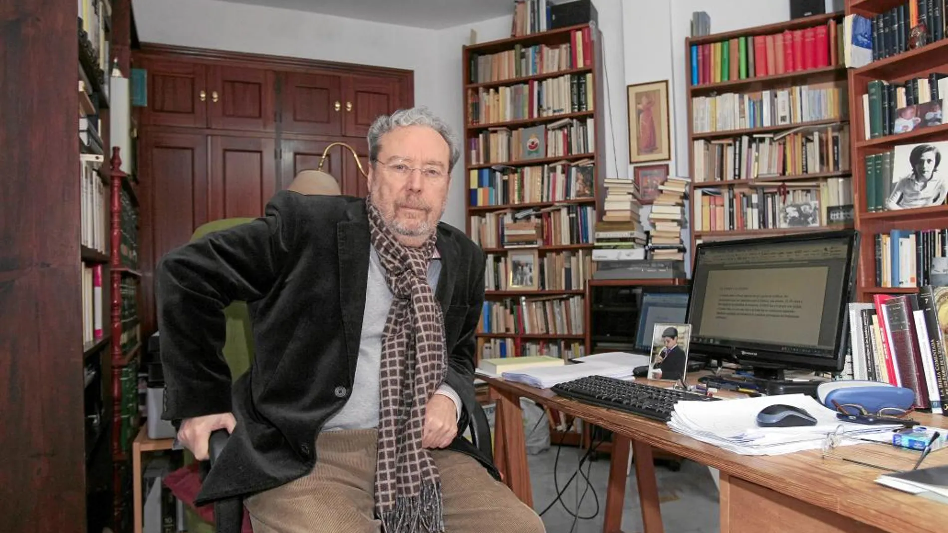 El escritor y columnista José Antonio Gómez Marín, ante su laberínticamente borgiana biblioteca.