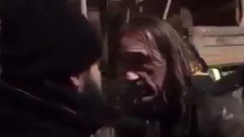 Fredi Bentanachs se enfrenta a un ciudadano que retiraba lazos amarillos