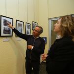 La concejala de Cultura del Ayuntamiento de Ponferrada, María Antonia Gancedo, visita la exposición «La ciudad del carbón», que se puede ver en la Casa de la Cultura