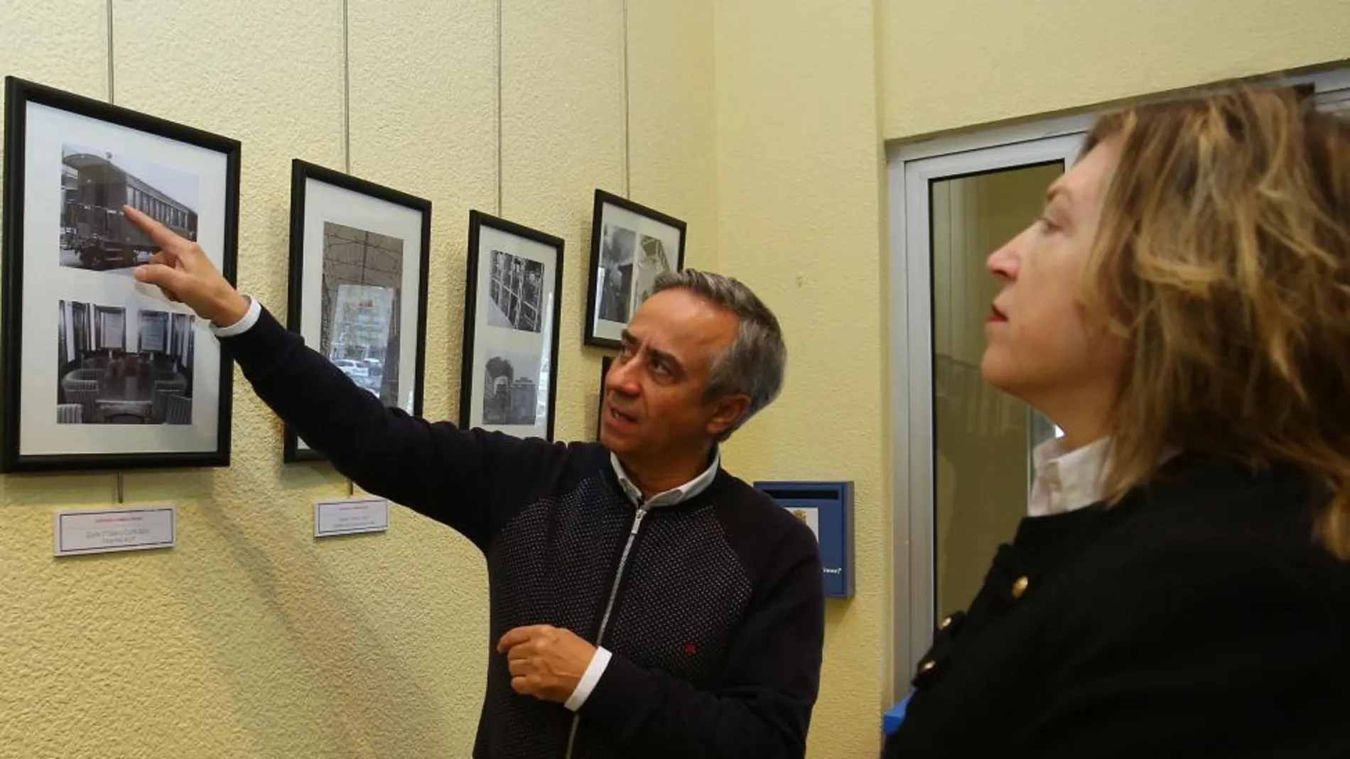 La concejala de Cultura del Ayuntamiento de Ponferrada, María Antonia Gancedo, visita la exposición «La ciudad del carbón», que se puede ver en la Casa de la Cultura