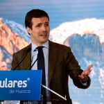 Casado durante su intervención en el acto de presentación de la candidatura de Ana Alós al Ayuntamiento de Huesca. EFE/ Javier Blasco