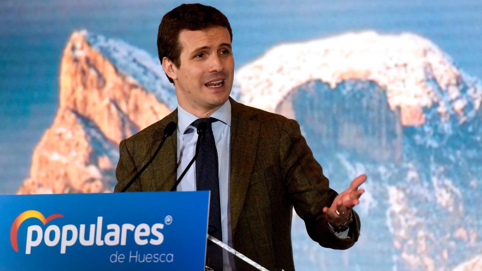 Casado durante su intervención en el acto de presentación de la candidatura de Ana Alós al Ayuntamiento de Huesca. EFE/ Javier Blasco