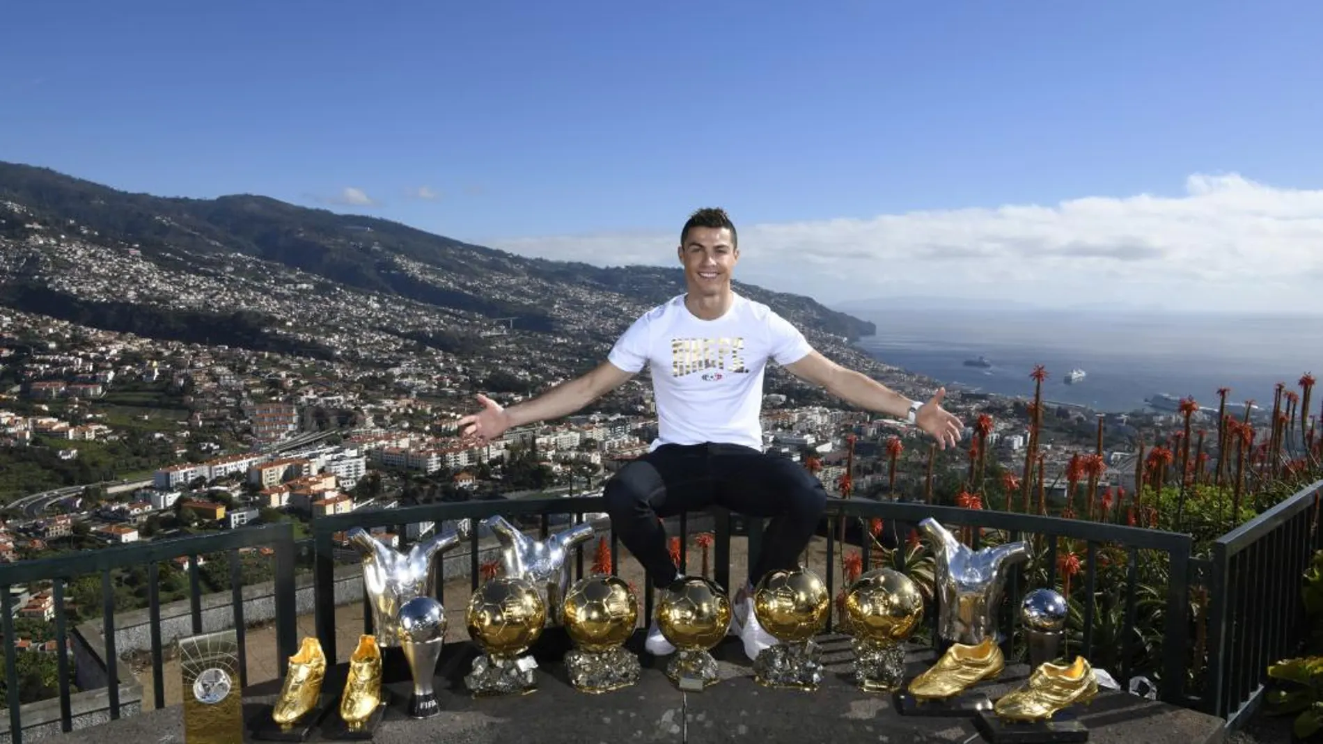 CR7 posa con 15 de sus más importantes premios individuales.