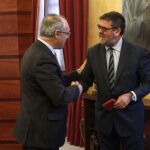 El presidente de la Cámara de Cuentas, Antonio López, (dcha.), junto al presidente del Parlamento, el pasado martes