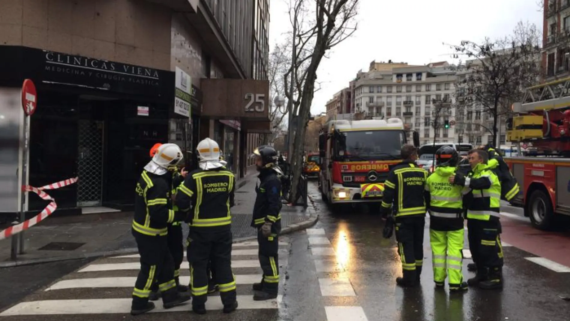 Bomberos atendiendo incidentes por el temporal en Madid