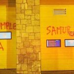 Varias bases de Samur lucían ayer pintadas alusivas a la huelga que retomaron ayer sus trabajadores