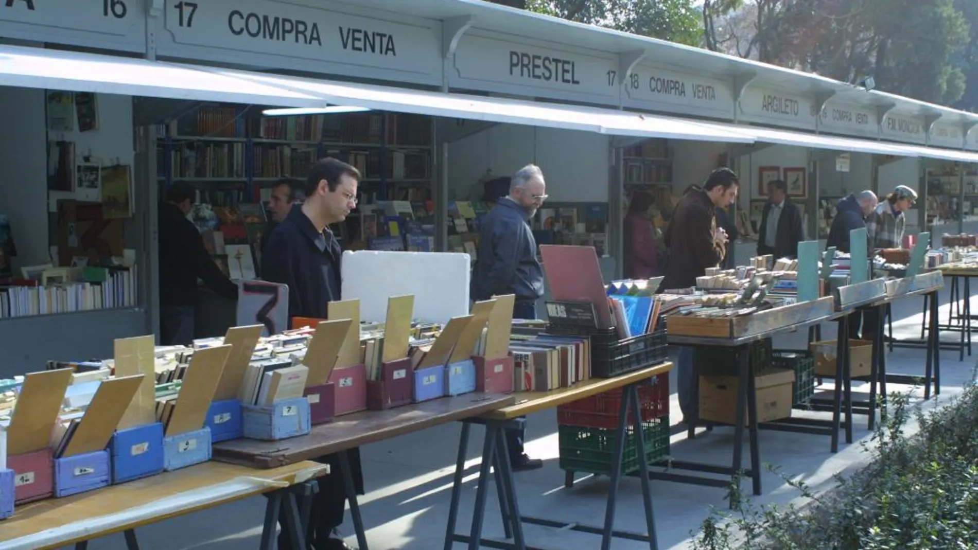 Libreros de la característina Cuesta de Moyano.