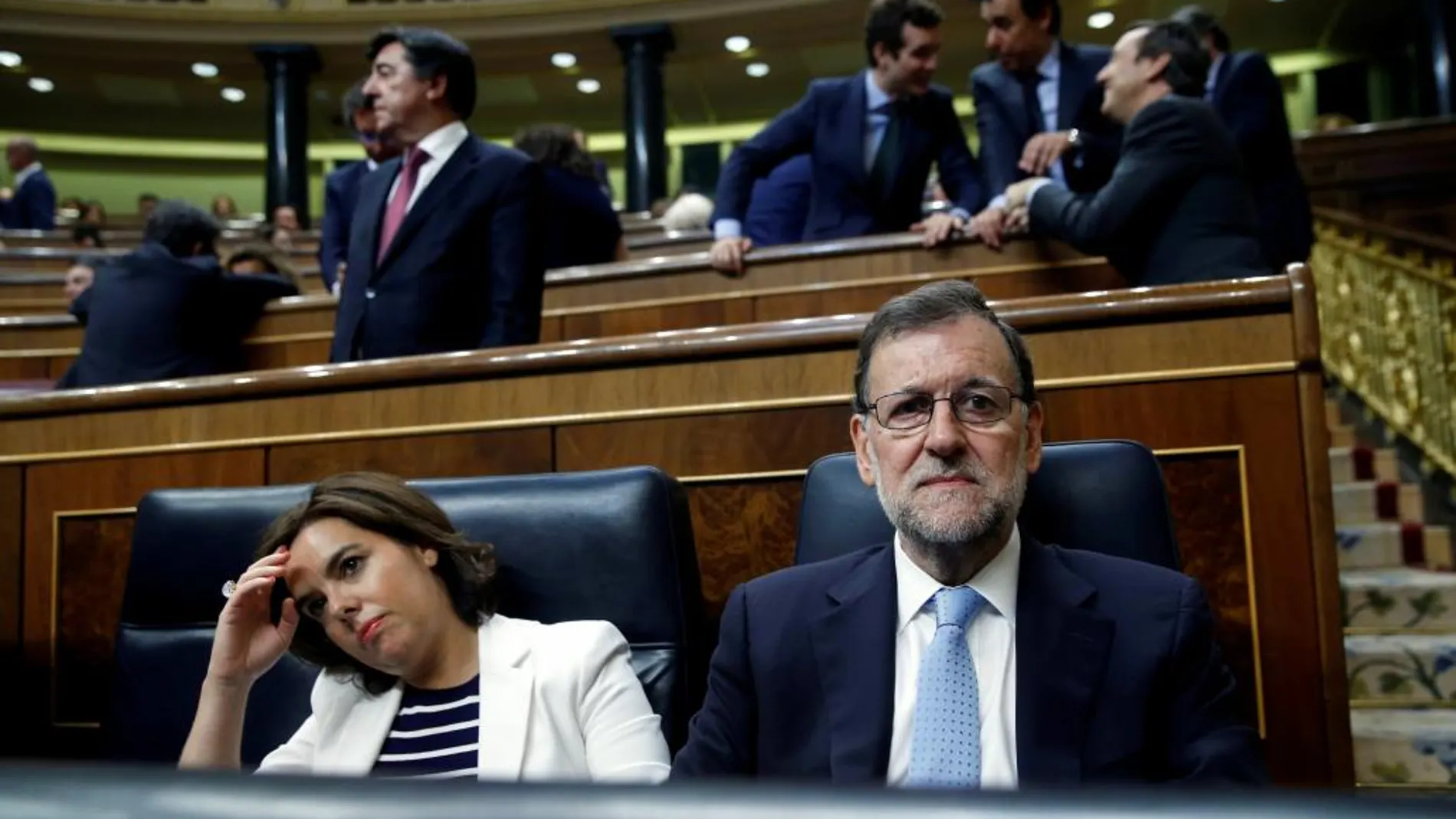 El presidente del Gobierno en funciones, Mariano Rajoy, junto a la vicepresidenta, Soraya Sáenz de Santamaría