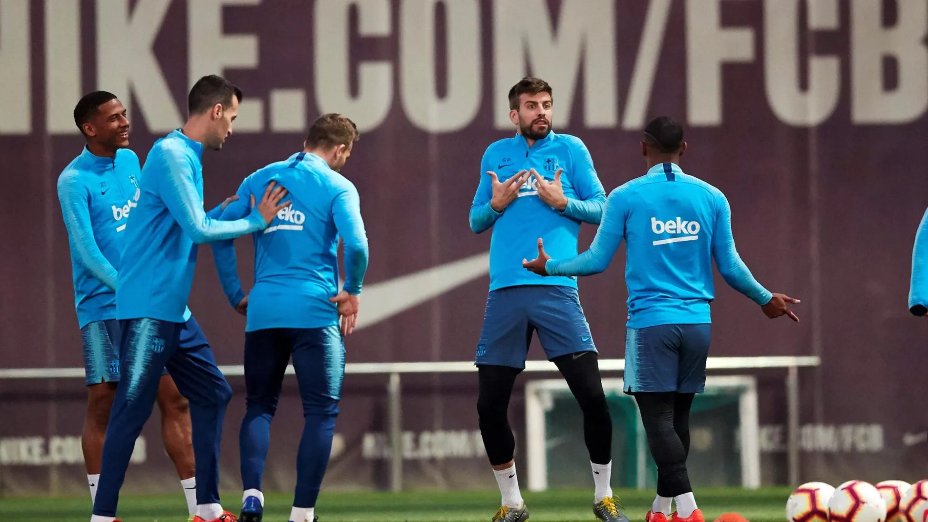 El defensa del FC Barcelona, Gerard Piqué (2i),