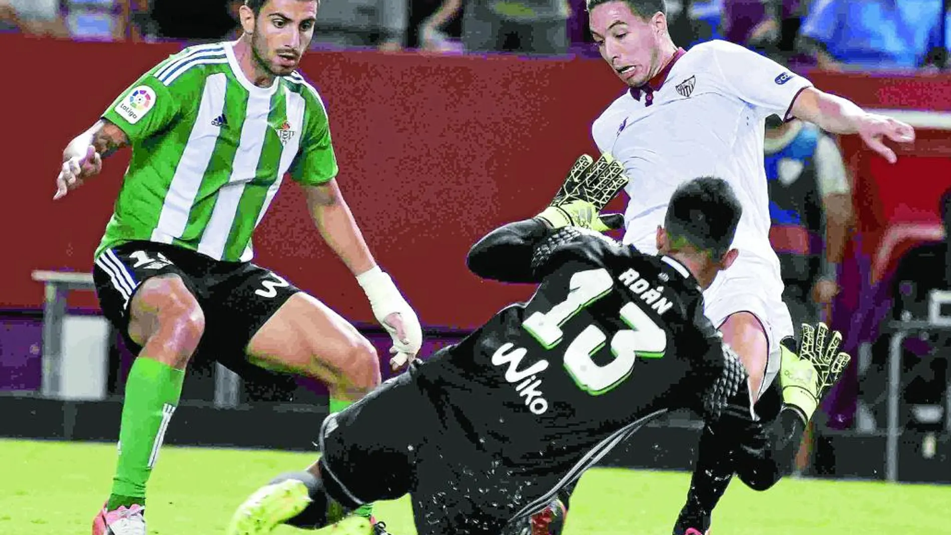 El meta bético Adán, intenta evitar un gol en uno de los derbis disputados por el Sevilla y el Betis