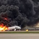 El avión aterrizó envuelto en llamas/Ap