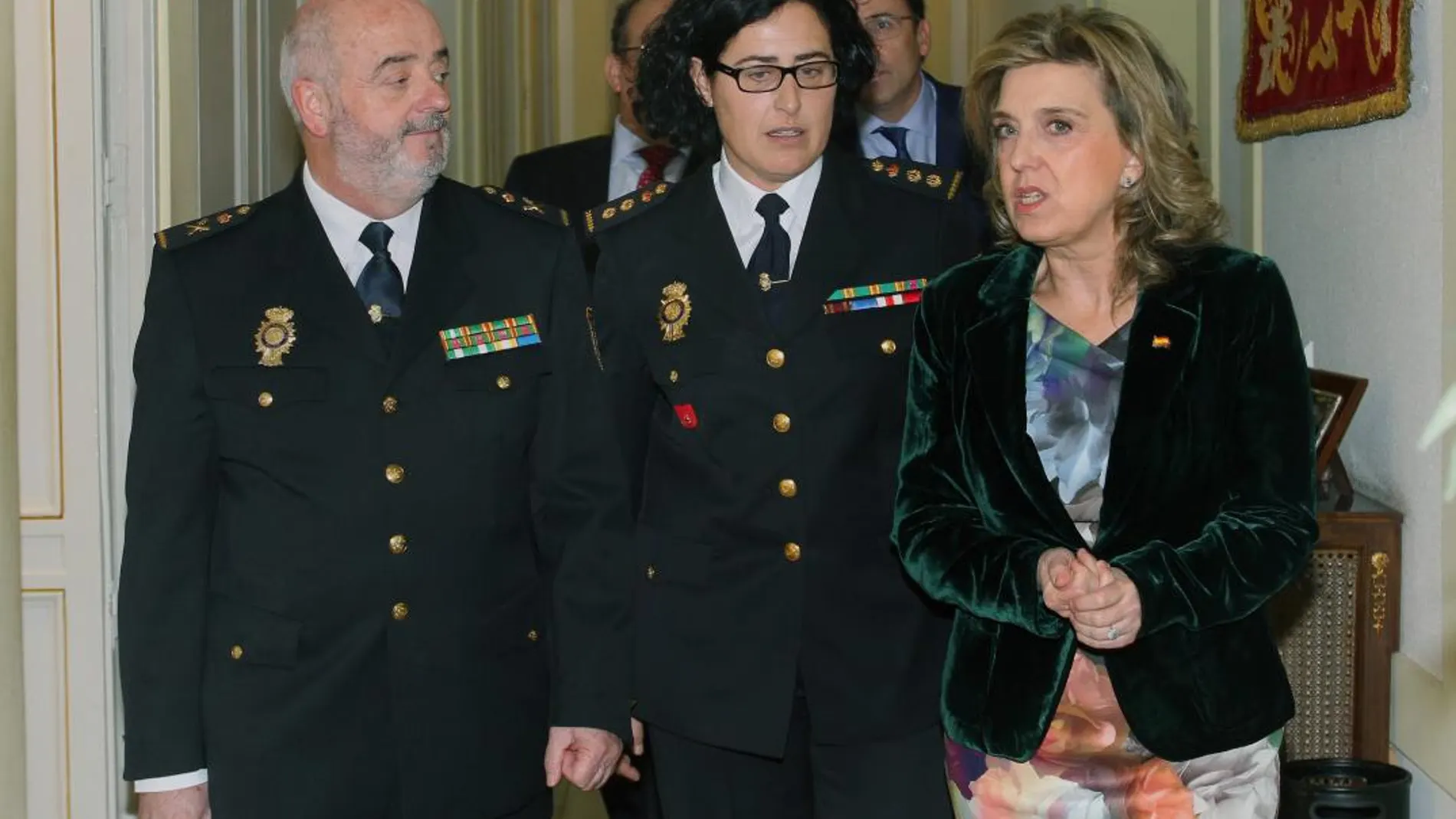 La delegada María José Salgueiro conversa con la nueva comisaria de Palencia, Montserrat Marín, y Jorge Zurita