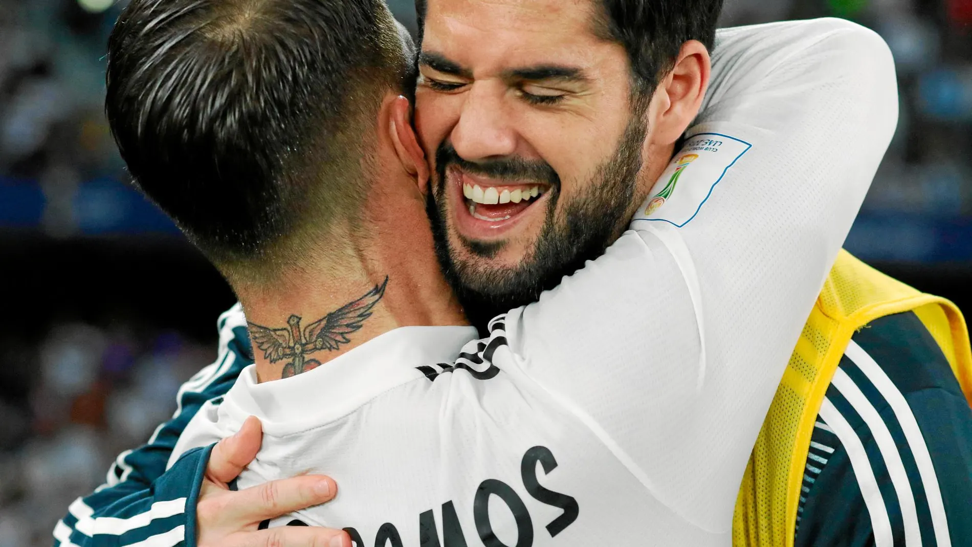 Isco y Ramos se abrazan después del gol de cabeza que marcó el sevillano al Al Ain