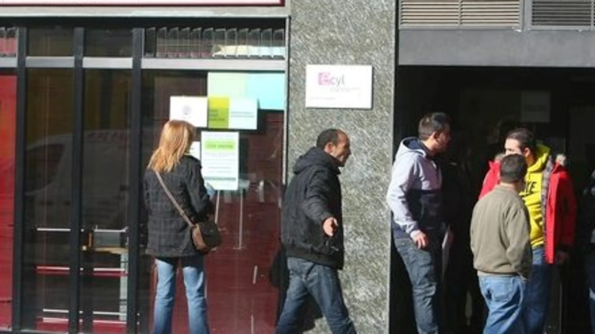 Un grupo de jóvenes entra a la oficina del Ecyl en Ponferrada