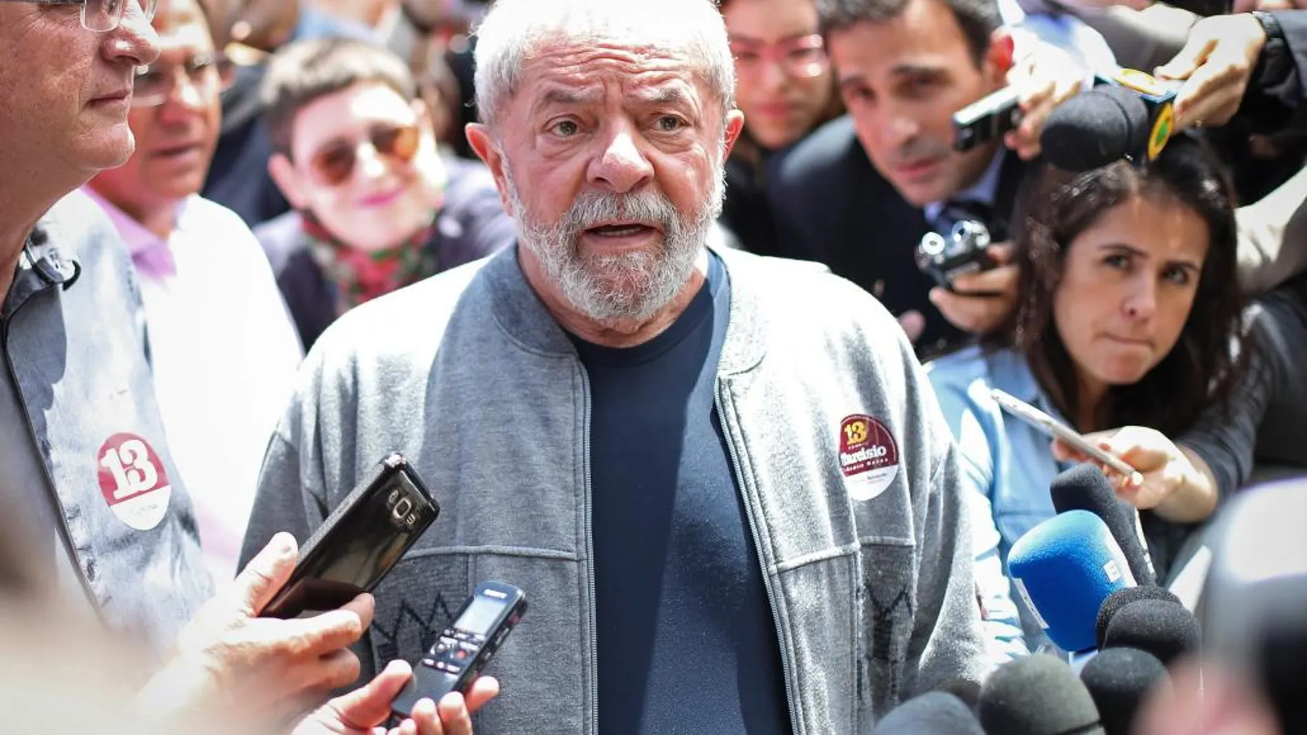 Fotografía del 2 de octubre de 2016 del expresidente de Brasil Luis Inácio Lula da Silva (c) ofrece declaraciones luego de votar, en Sao Paulo, Brasil.