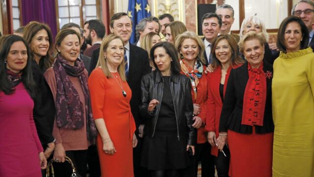 La presidenta del Congreso, Ana Pastor, junto a los parlamentarios y mujeres trabajadoras que participaron en la charla del Congreso