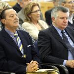 El exalcalde de Marbella, Julián Muñoz (i), y el asesor urbanístico, Juan Antonio Roca (d), durante el juicio que en la Audiencia Nacional por el caso Saqueo II