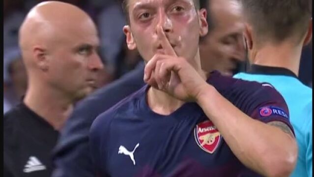 Ozil, mandando callar