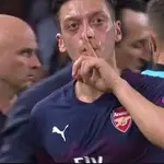  El gesto de Ozil a Mestalla, al ser sustituido en el Valencia-Arsenal