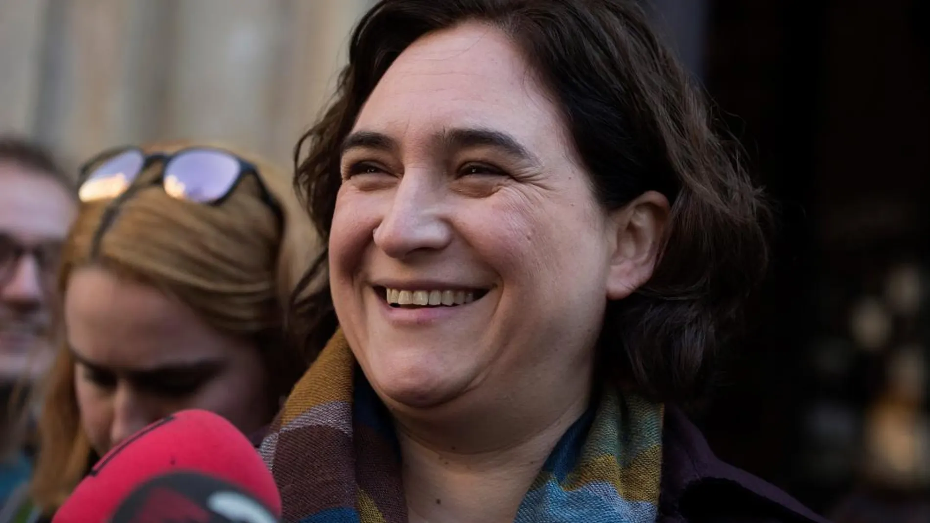 La alcaldesa de Barcelona, Ada Colau, atendiendo a los medios en el Conservatorio Municipal de Música